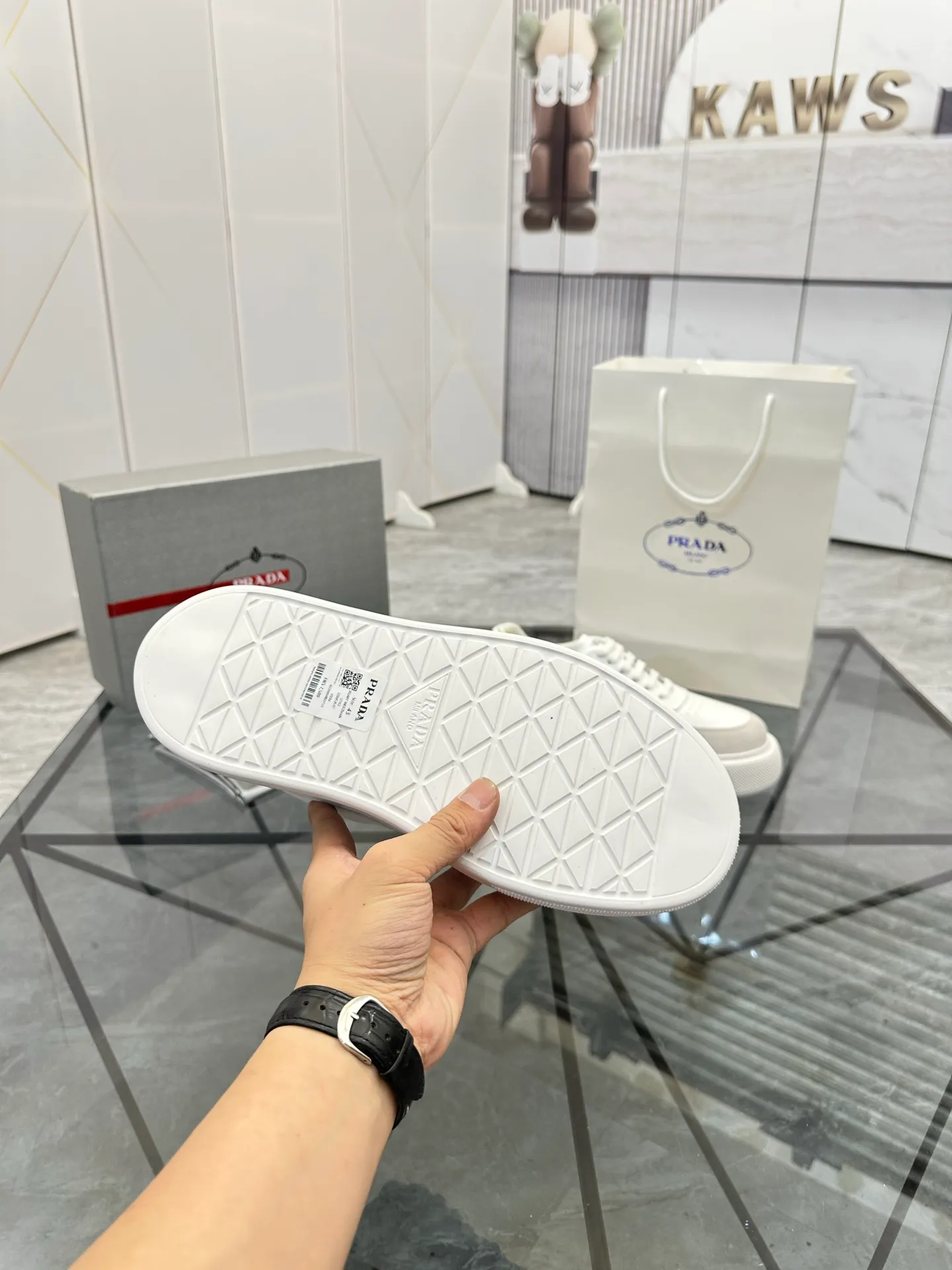 Men's shoes: 💰P580¥ High-end top quality Product trademark: Prada *"Prada*" low-top casual shoes Regular size: 38-45 (can be customized to 46) Product materials: imported first-layer cowhide stitching nubuck leather upper, breathable lining, cowhide foot pads, original ultra-light foam outsole. No.: 001